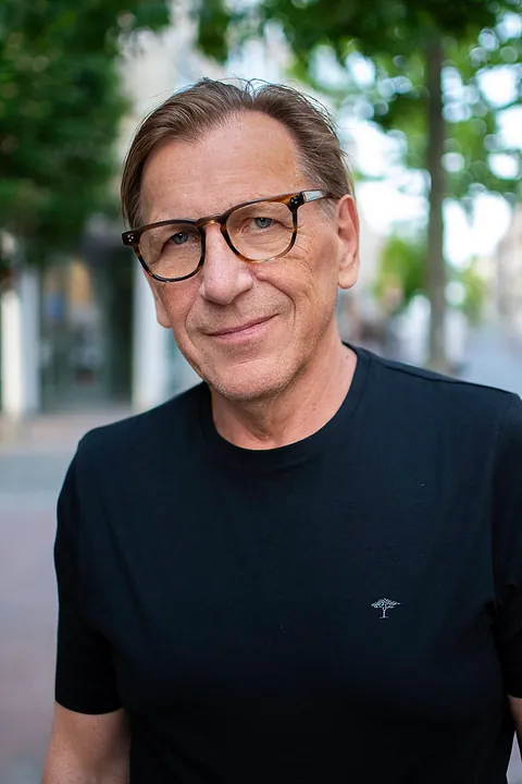 Jussi-Ägare, Hårförlängningsspecialist och Permanent